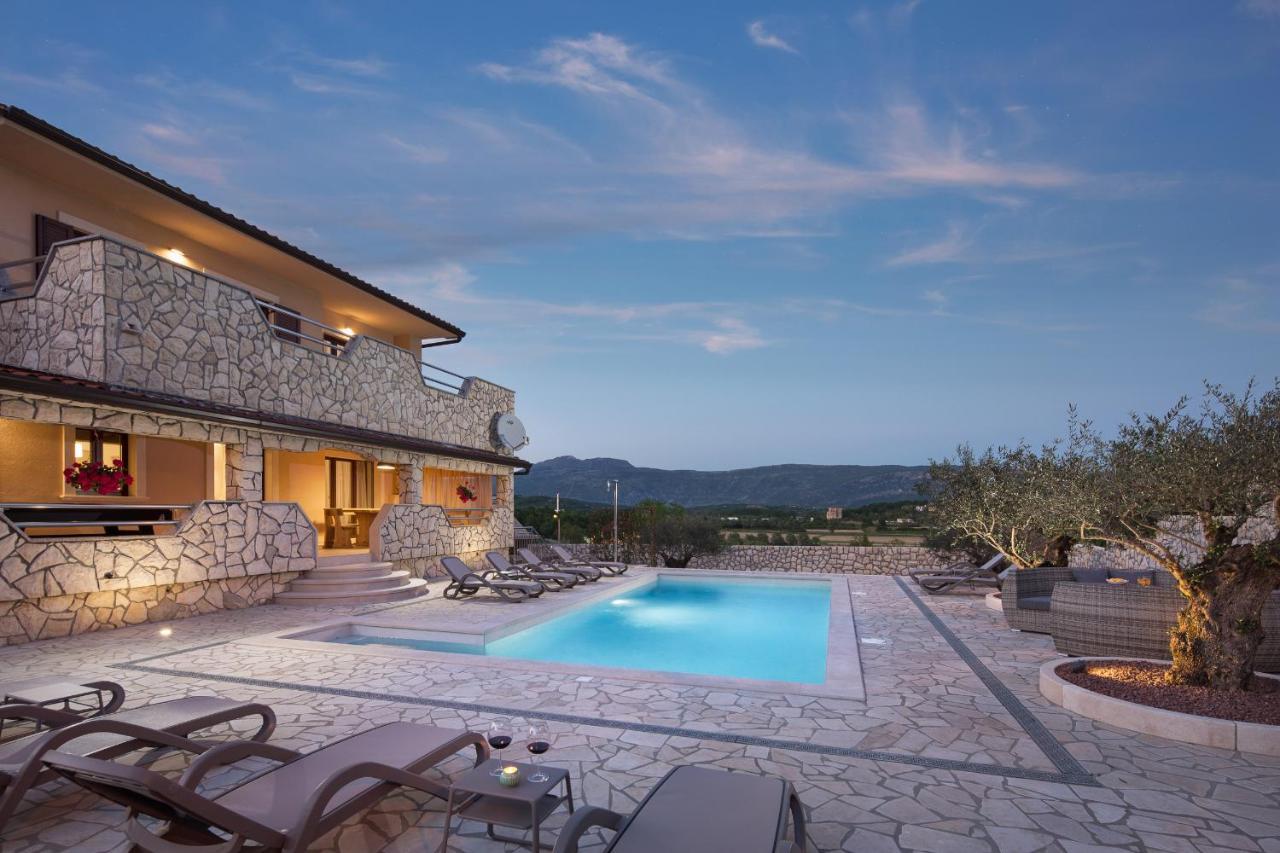 Villa Vesna With Sauna, Hot Tub Potpićan Dış mekan fotoğraf